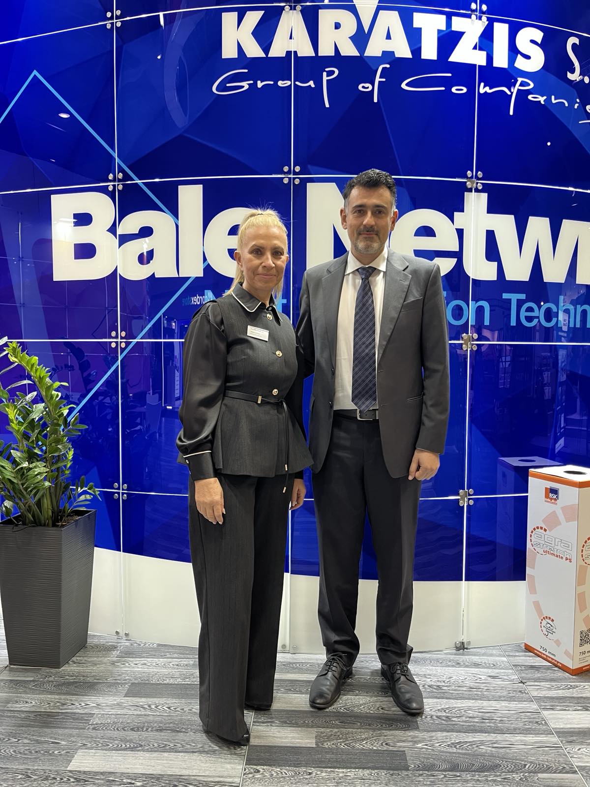 Η customer service manager κα. Μαρία Κτιστάκη με τον Διευθυντή Πωλήσεων του Ομίλου Καράτζη κ. Νίκο Αλεξανδράκη