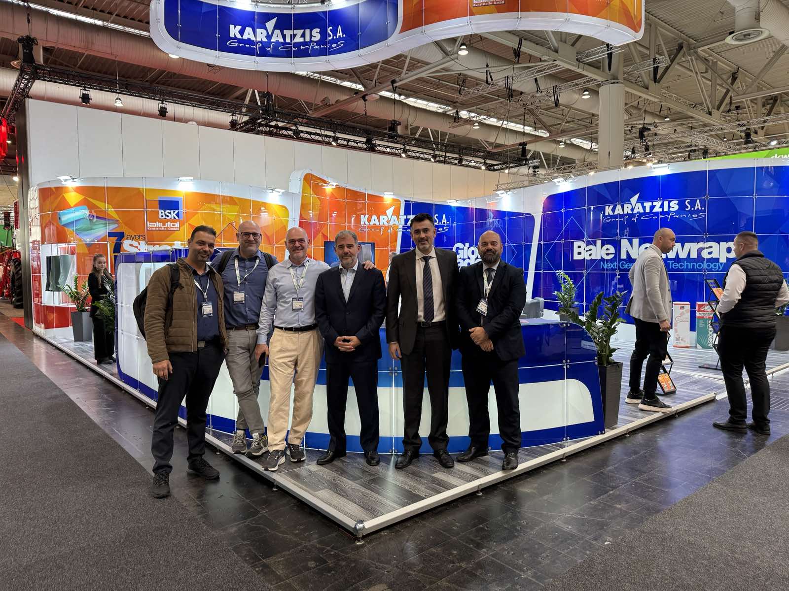 Από αριστερά προς τα δεξιά: ο κ. Χάρης Καββαδίας CEO της εταιρίας Μegaplast, ο Πρόεδρος και Διευθύνων Σύμβουλος του Ομίλου Καράτζη κ. Αντώνης Καράτζης, ο Διευθυντής Πωλήσεων του Ομίλου Καράτζη κ. Νίκος Αλεξανδράκης, καθώς επίσης και ο sales area manager κ. Κώστας Μπούλος