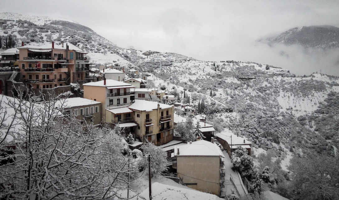 Αράχωβα: Ο δημοφιλέστερος προορισμός της χώρας – Όσοι την επισκέπτονται μαγεύονται