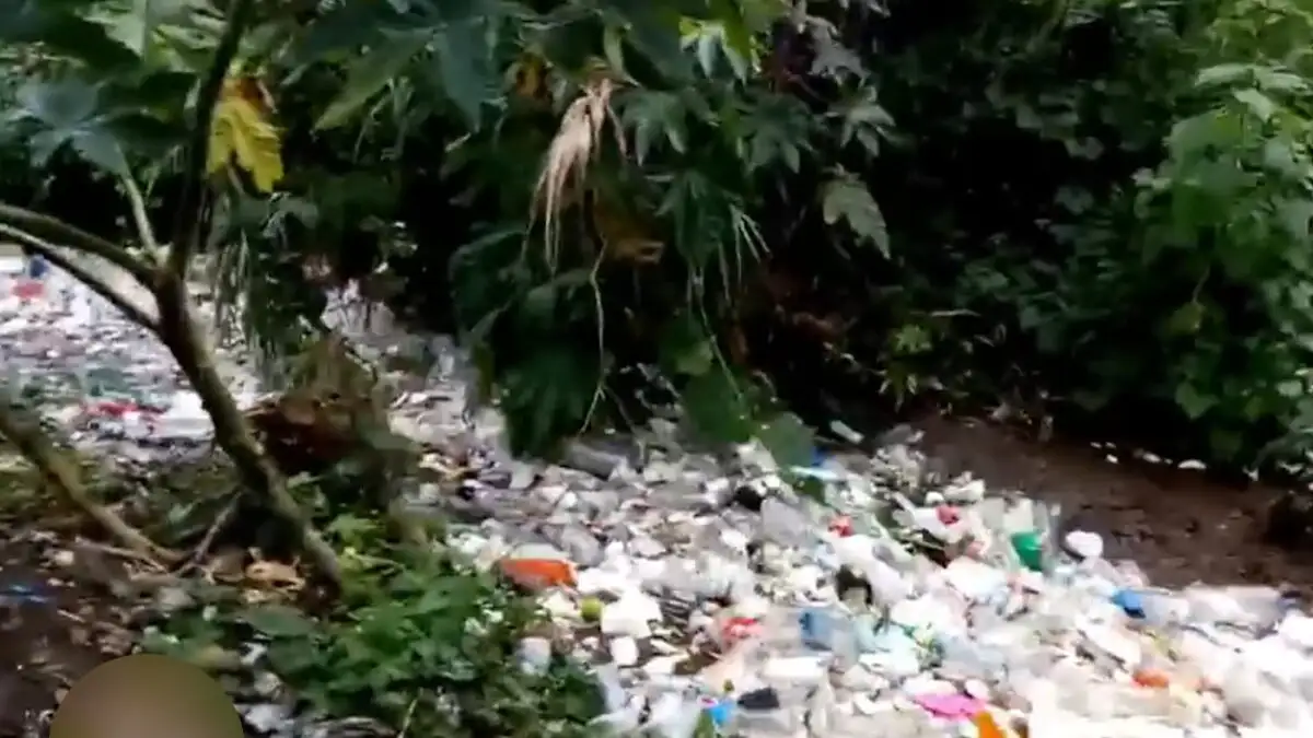 Άστρος: «Ποτάμι σκουπιδιών» – Τόνοι απορριμμάτων καταλήγουν στη θάλασσα