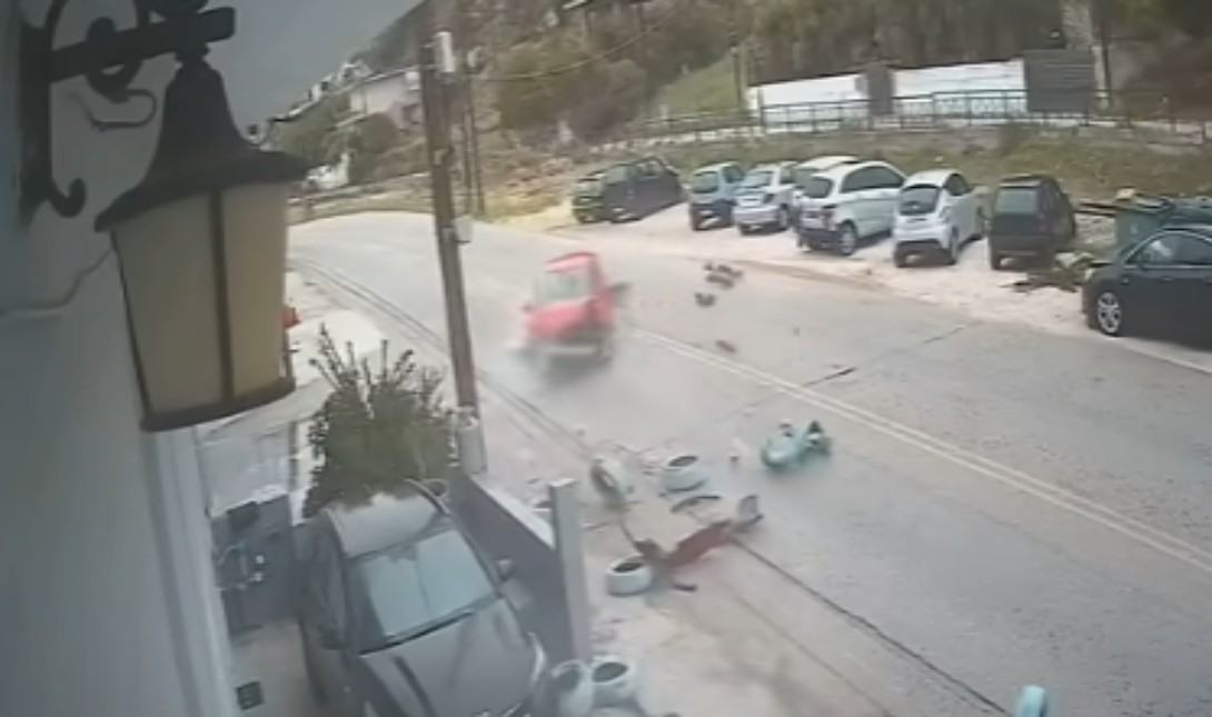 Κόρινθος: Τρία αυτοκίνητα συγκρούστηκαν – Βίντεο από τις στιγμές της καραμπόλας