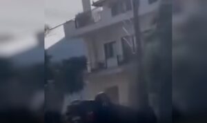 Απίστευτο τροχαίο: Oδηγός χάνει τον έλεγχο και «καρφώνεται» σε στύλο της ΔΕΗ (βίντεο)