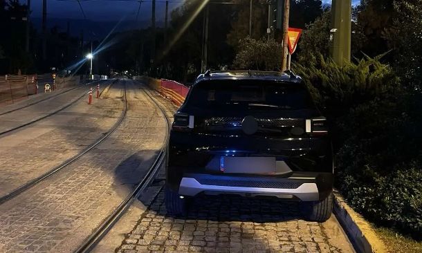 Απίστευτο στο κέντρο της Αθήνας: «Πάρκαρε» το αυτοκίνητό του στις ράγες του τραμ