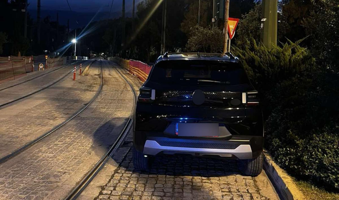 Ακριβά πλήρωσε το λάθος του: 1.200 ευρώ πρόστιμο και αφαίρεση διπλώματος για παρκάρισμα σε ράγες του Τραμ
