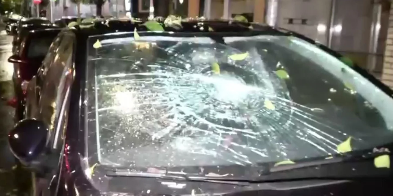 Θεσσαλονίκη: Δέντρο κατέρρευσε από την κακοκαιρία – Ζημιές σε σταθμευμένο ΙΧ στο κέντρο της πόλης (βίντεο)