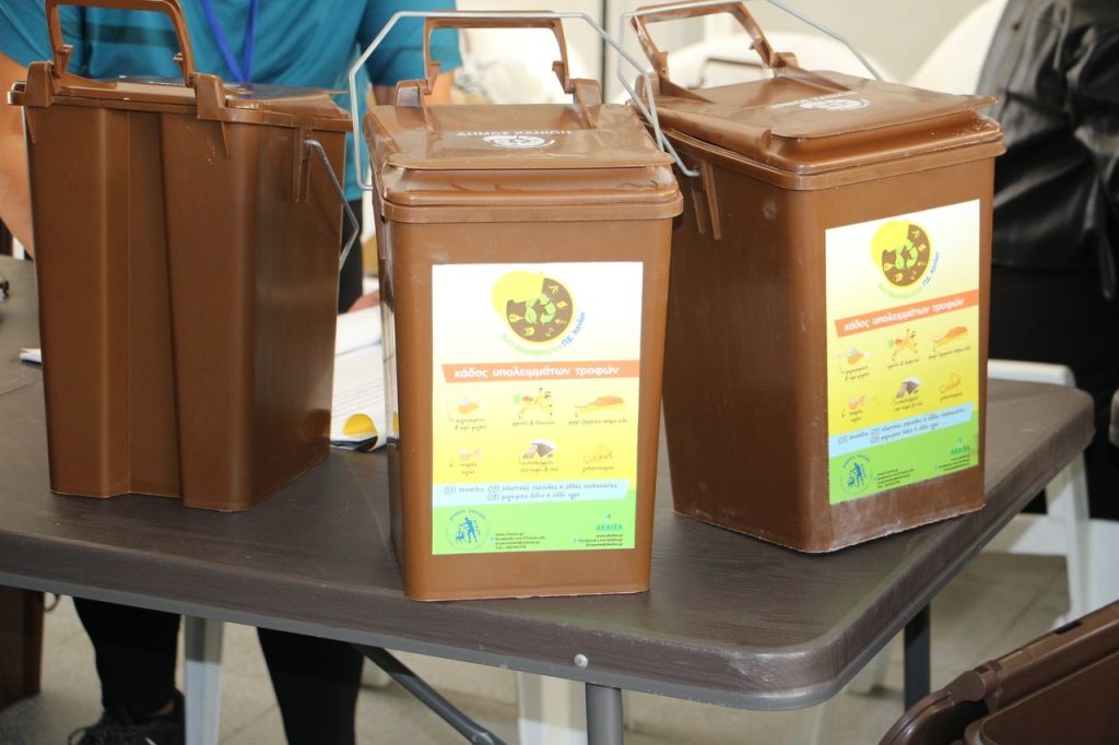 Δήμος Χανίων: Νέα εποχή για τη διαχείριση των βιοαποβλήτων – Ξεκίνησε η διανομή καφέ κάδων για όλα τα νοικοκυριά
