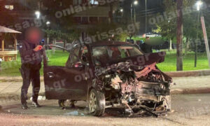 Σφοδρό τροχαίο στη Λάρισα: Δύο αυτοκίνητα συγκρούστηκαν – Τρία άτομα εγκλωβίστηκαν