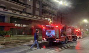 Ρέθυμνο: Μεγάλη φωτιά σε κατάστημα – Συναγερμός στην πυροσβεστική (φωτογραφίες)