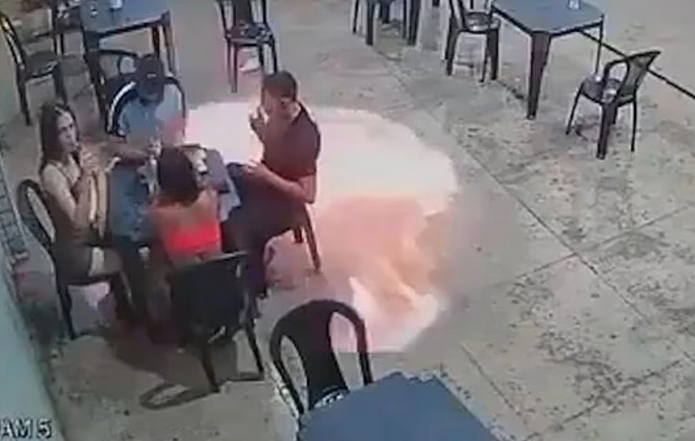 Βραζιλία: Βίντεο με τη στιγμή που ένα σπίρτο προκαλεί έκρηξη σε βενζινάδικο – Η παρέα που έτρεξε για να σωθεί