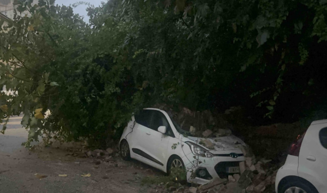 Κέρκυρα: Kύμα κακοκαιρίας πλήττει το νησί – Τοιχίο κατέρρευσε και καταπλάκωσε 3 αυτοκίνητα