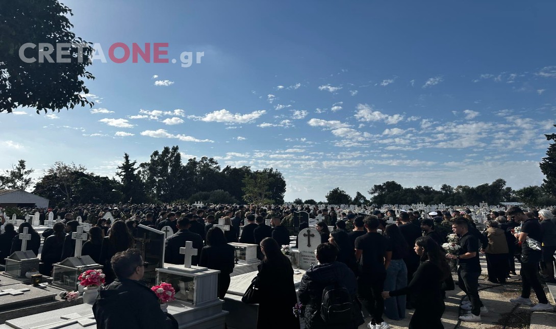 Ράγισαν και οι πέτρες στην κηδεία του 19χρονου Ραφαήλ: Πλήθος κόσμου στο τελευταίο αντίο (φωτογραφίες – βίντεο)