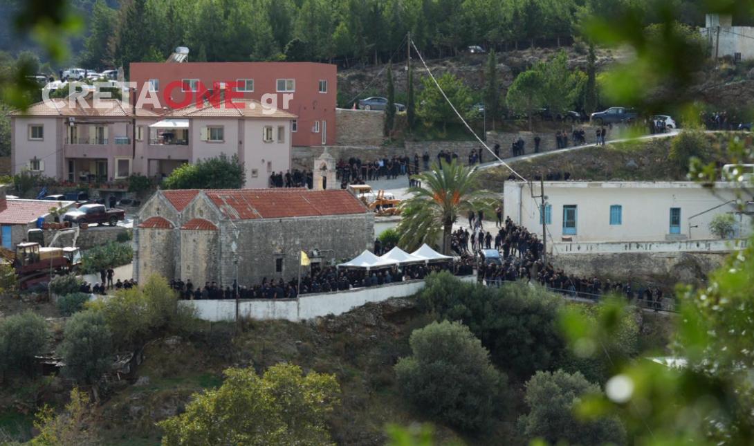 Θρήνος και σπαραγμός στα Βορίζια: Ξεκίνησε η κηδεία του Φανούρη – «Φρούριο» το χωριό (Φώτο, βίντεο)