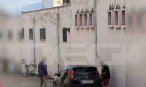 Aπίστευτο περιστατικό: Kρατούμενος βγήκε από τον Κορυδαλλό για να φτιάξει… το αυτοκίνητο σωφρονιστικού! (βίντεο)