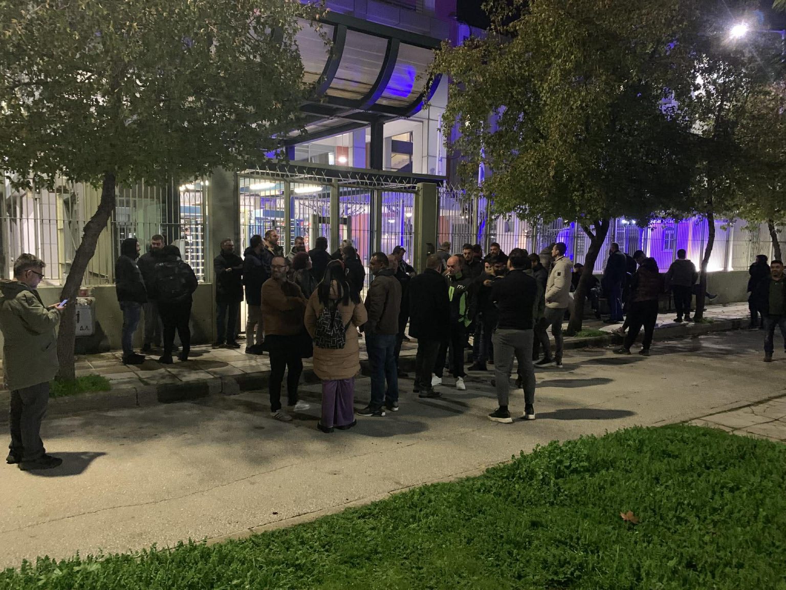 Λάρισα: Συγκεντρώσεις διαμαρτυρίας έξω από την Αστυνομική Διεύθυνση για τις συλλήψεις αγροτών