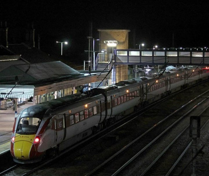 Τρόμος σε τρένο στη Βρετανία: 10 τραυματίες από επίθεση με μαχαίρι + Βίντεο