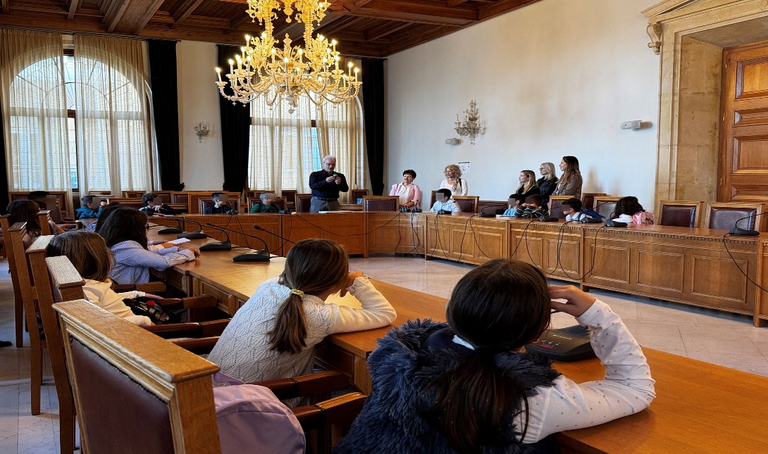 Ηράκλειο: Οι μαθητές του 4ου Δημοτικού σχολείου επισκέφτηκαν τον Αλέξη Καλοκαιρινό