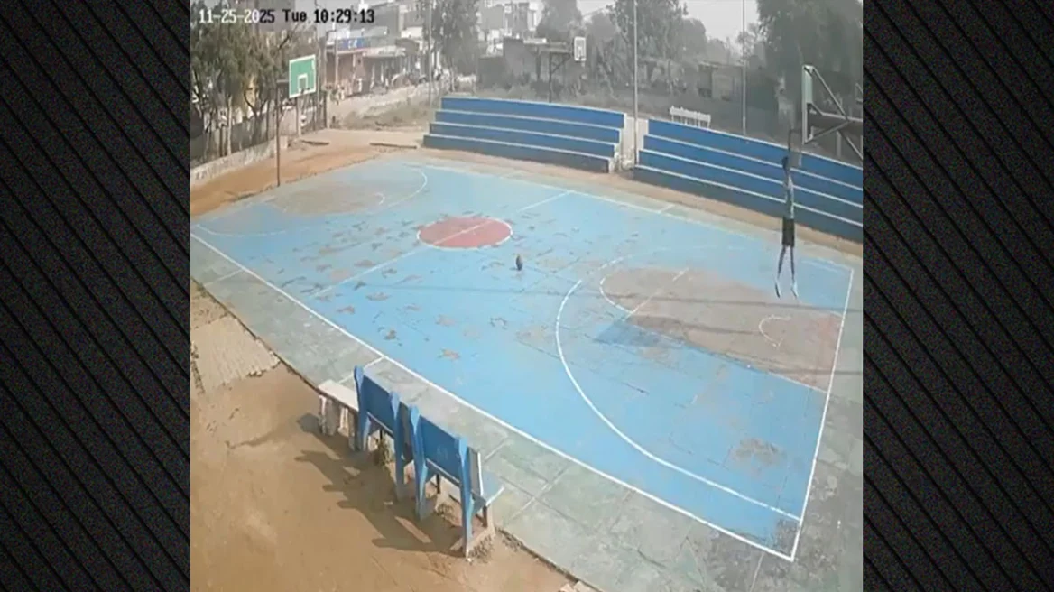 Τραγωδία στην Ινδία: 16χρονος πλακώθηκε από μπασκέτα και πέθανε – Προσοχή σκληρό βίντεο