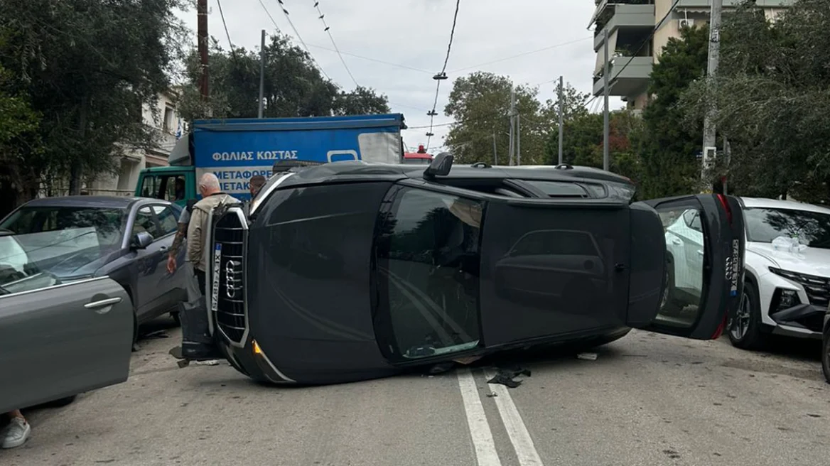 Τροχαίο ατύχημα στα Βριλήσσια: Αυτοκίνητο έπεσε πάνω σε άλλο όχημα και ντεραπάρισε στη μέση του δρόμου (Φώτο)