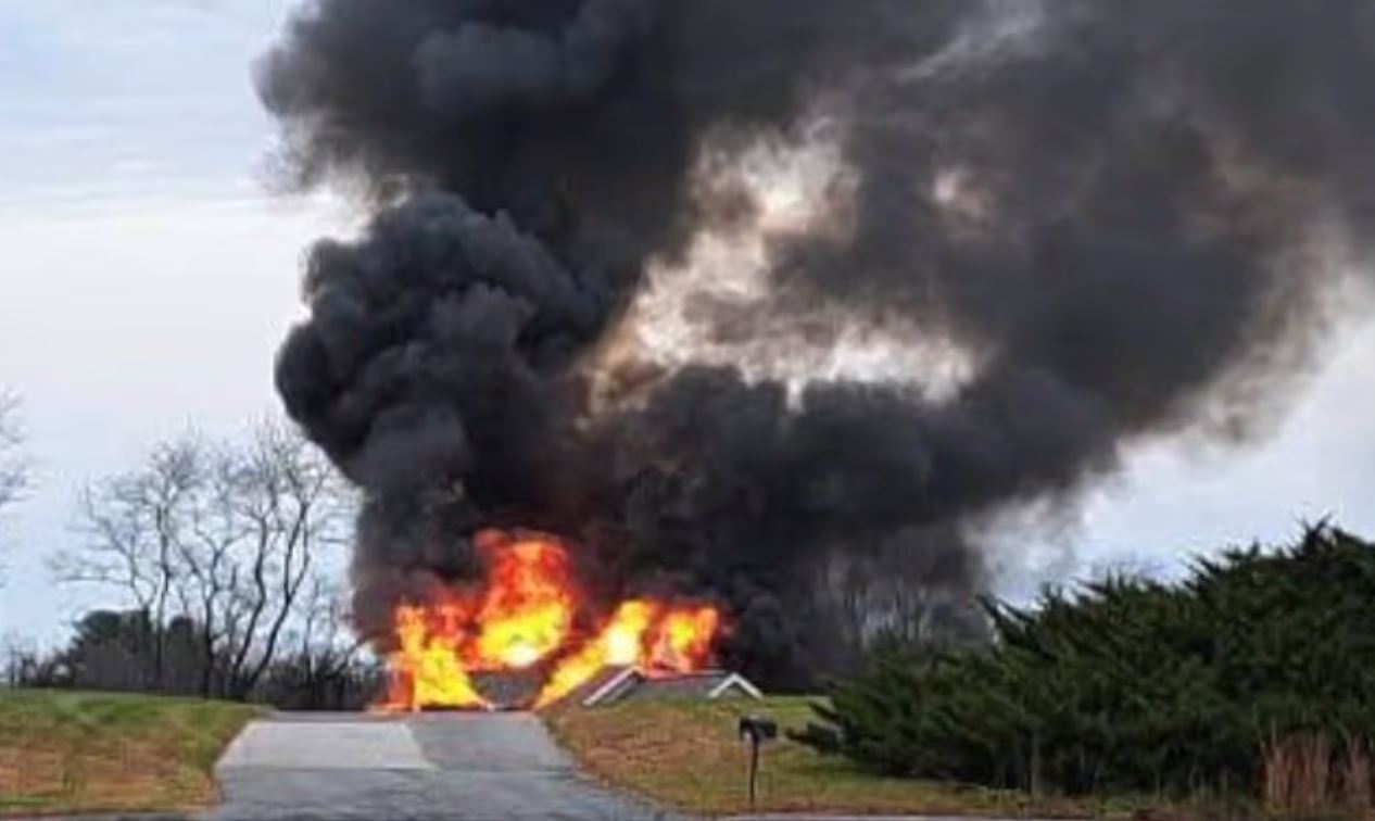 ΗΠΑ: Έβαλε φωτιά στο σπίτι της πρώην συζύγου του έπειτα από διαμάχη – Ο ίδιος διέμενε σε τροχόσπιτο