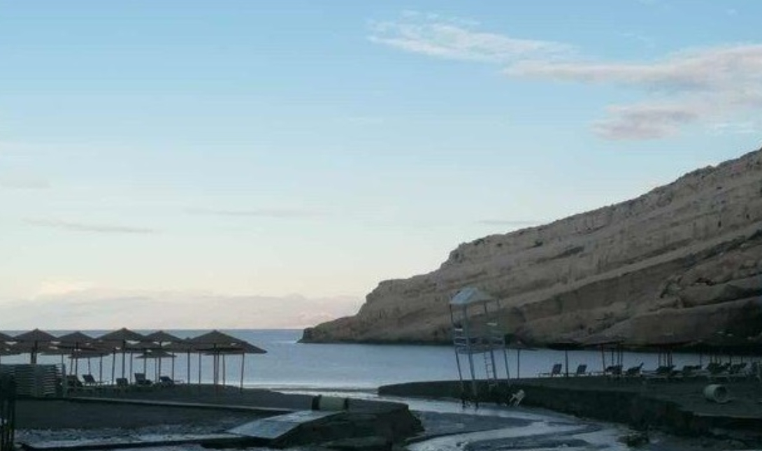 Η ισχυρή βροχόπτωση έφερε… πλημμύρες στα Μάταλα – Δείτε εικόνες