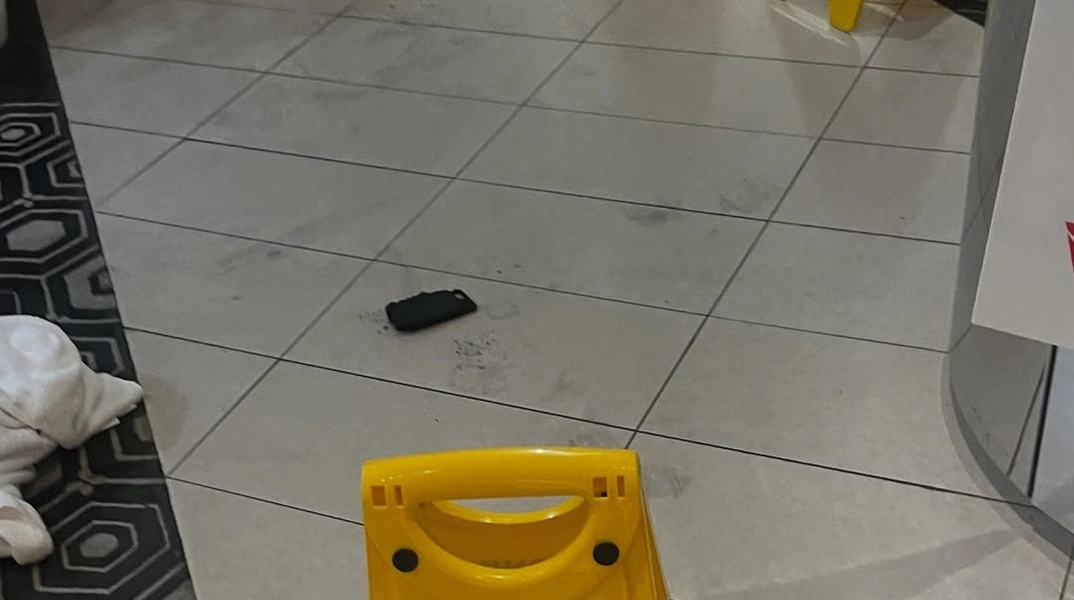 Πανικός στο αεροδρόμιο της Μελβούρνης: Άνδρας τυλίχθηκε στις φλόγες μετά από έκρηξη power bank