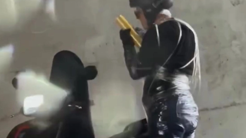 Οδηγός μηχανής τυλίχτηκε με μεμβράνη για να μη βραχεί – Δείτε βίντεο