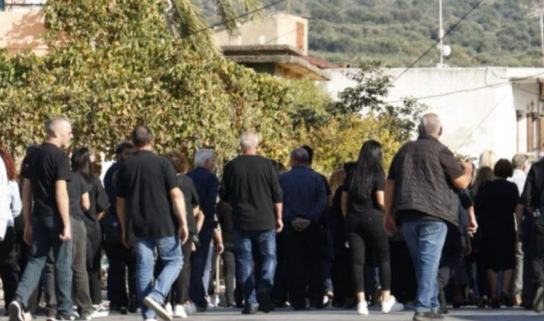 Βορίζια: Ράγισαν καρδιές στην πομπή προς το νεκροταφείο για την Ευαγγελία Φραγκιαδάκη – «Να πας στην ευχή μου, Βαγγελιώ»