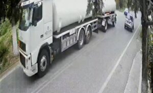 Οργή στην Κρήτη: Οδηγός έκανε διπλή προσπέραση και σκότωσε σκύλο! (Φώτο)