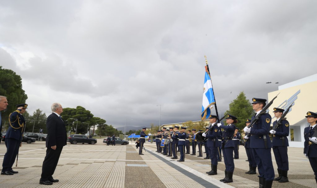 Γιορτή της Πολεμικής Αεροπορίας: Τιμή στα “γαλάζια φτερά” και μηνύματα υπερηφάνειας από τη Δεκέλεια και το Τατόι