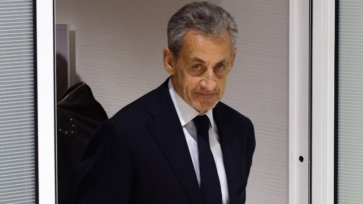 Σαρκοζί: Αποχώρησε από τη φυλακή – Τον παρέλαβε αυτοκίνητο στο οποίο βρισκόταν η σύζυγός του (βίντεο)