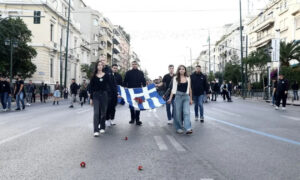 52η επέτειος Πολυτεχνείου: Η κόρη της Φώφης Γεννηματά κράτησε την αιματοβαμμένη σημαία
