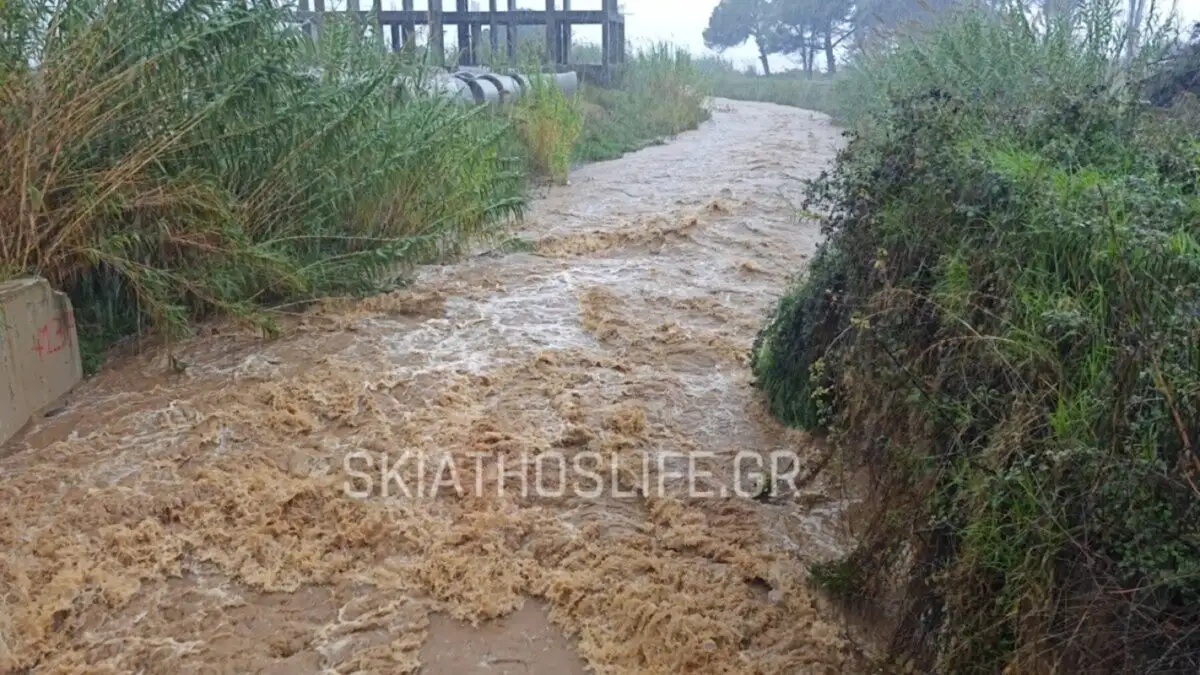Ποτάμια οι δρόμοι λόγω της κακοκαιρίας στην Σκιάθο – Η ΕΛΑΣ κρούει «καμπανάκι κινδύνου» – Δείτε φωτογραφίες