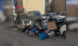 «Βουνό» τα σκουπίδια σε γειτονιά στο κέντρο του Ηρακλείου – Δείτε φωτογραφία