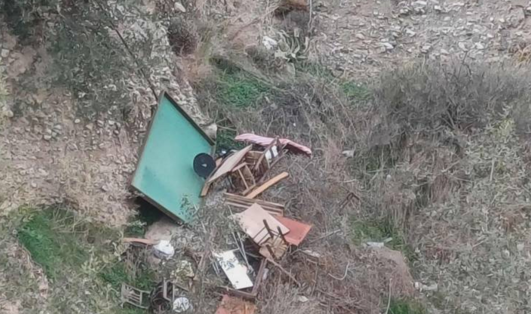 Εικόνες ντροπής στην Άνω Βιάννο: Ασυνείδητος πέταξε τα σκουπίδια του στο «Βούλισμα» (Φώτο)