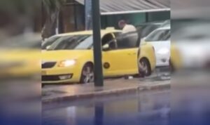 Άγριος καβγάς ταξιτζή με οδηγό αυτοκινήτου στην μέση του δρόμου – Δείτε το βίντεο