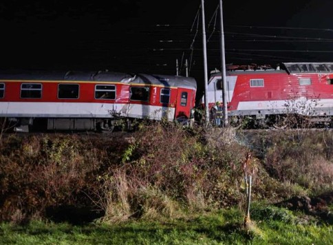 Συναγερμός στη Σλοβακία: Συγκρούστηκαν δύο τρένα