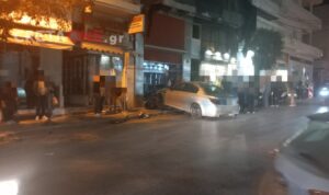 Νέο τροχαίο στο Ηράκλειο: Αυτοκίνητο παρέσυρε σταθμευμένα οχήματα (φωτογραφίες)