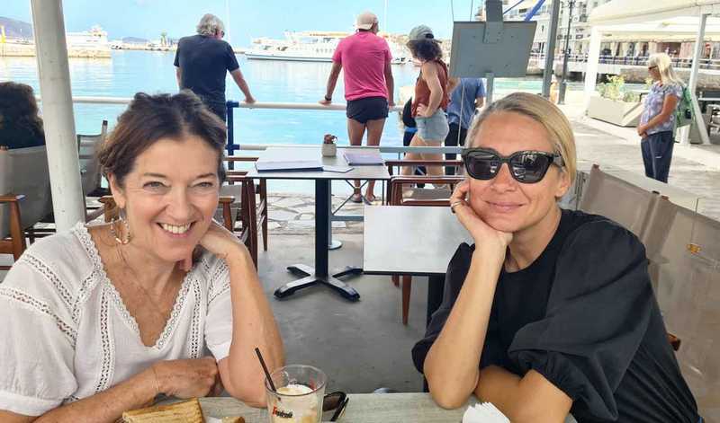 Στην Κρήτη απολαμβάνει τον καφέ της η Βικτώρια Χίσλοπ! (Φώτο)