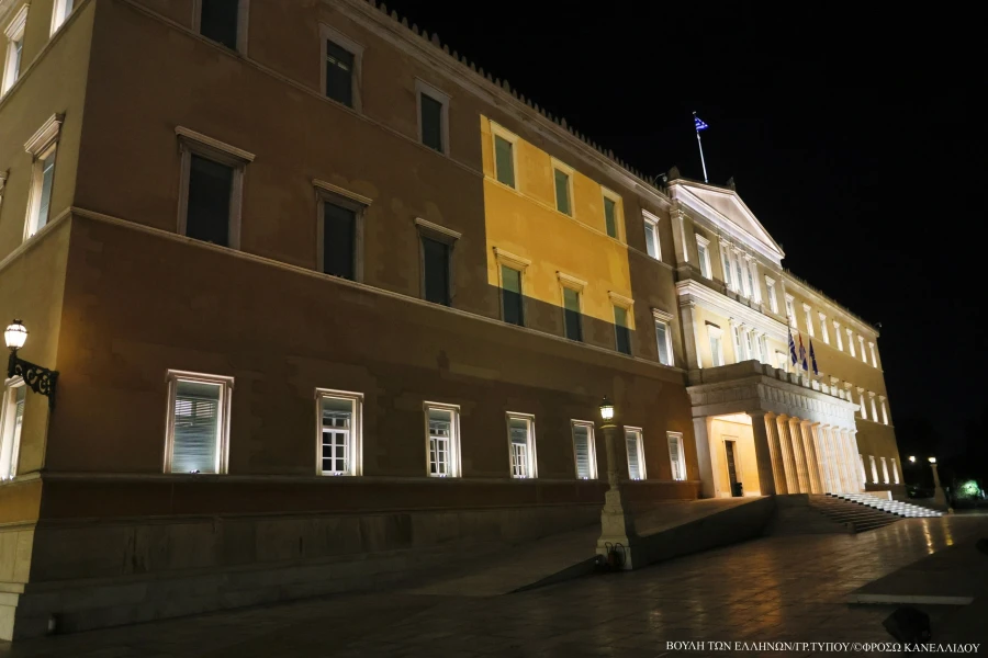 Βουλή: Φωταγωγήθηκε το Κοινοβούλιο για την ημέρα ενάντια στην έμφυλη βία κατά των γυναικών (Φωτο)