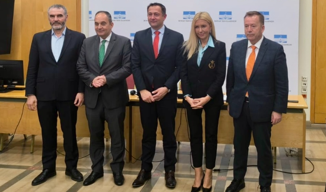 Ο Μανόλης Χνάρης σε συνάντηση με τον Ευρωπαίο Επίτροπο Christophe Hansen στη Βουλή