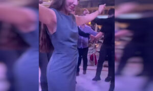 Η Κρητικοπούλα που «μάγεψε» με τον χορό της  – Δείτε το βίντεο