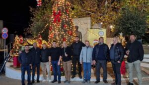 «Μύρισαν» Χριστούγεννα στις Κάτω Ασίτες – Φωτίστηκε το δέντρο στην κεντρική πλατεία  (Φωτογραφίες)