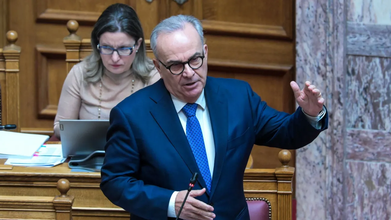 Άγρια κόντρα Παπαθανάση – Πολάκη στη Βουλή: «Χειροκροτούσατε Βαρουφάκη, εμείς Πιερρακάκη»