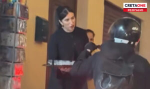 Συνέβη και αυτό στην Κρήτη: Κατάστημα κερνούσε … ρακές σε οδηγούς που είχαν κολλήσει στην κίνηση – Δείτε βίντεο