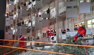 Ηράκλειο: Ιπτάμενοι Άγιοι Βασίληδες σκόρπισαν χαμόγελα στους μικρούς ασθενείς του ΠΑΓΝΗ – Δείτε εικόνες