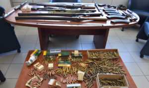 Έτοιμος για πόλεμο 54χρονος στη Βιάννο: Έκρυβε στο σπίτι του από πολεμικά όπλα και καραμπίνες μέχρι ξιφολόγχες – Δείτε εικόνες