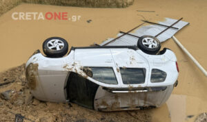 Απίστευτες εικόνες στο κέντρο του Ηρακλείου: Στο κενό αυτοκίνητο μετά από καθίζηση του οδοστρώματος – Δείτε φωτογραφίες και βίντεο