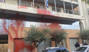 Ηράκλειο: Άγνωστοι πέταξαν μπογιές στη Διεύθυνση Αγροτικής Οικονομίας στην Πλαστήρα