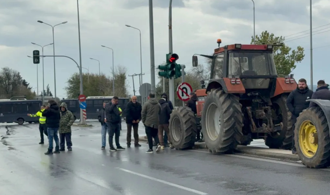 Αγρότες προσπάθησαν να φράξουν με τρακτέρ την είσοδο στο αεροδρόμιο «Μακεδονία» – Δείτε βίντεο