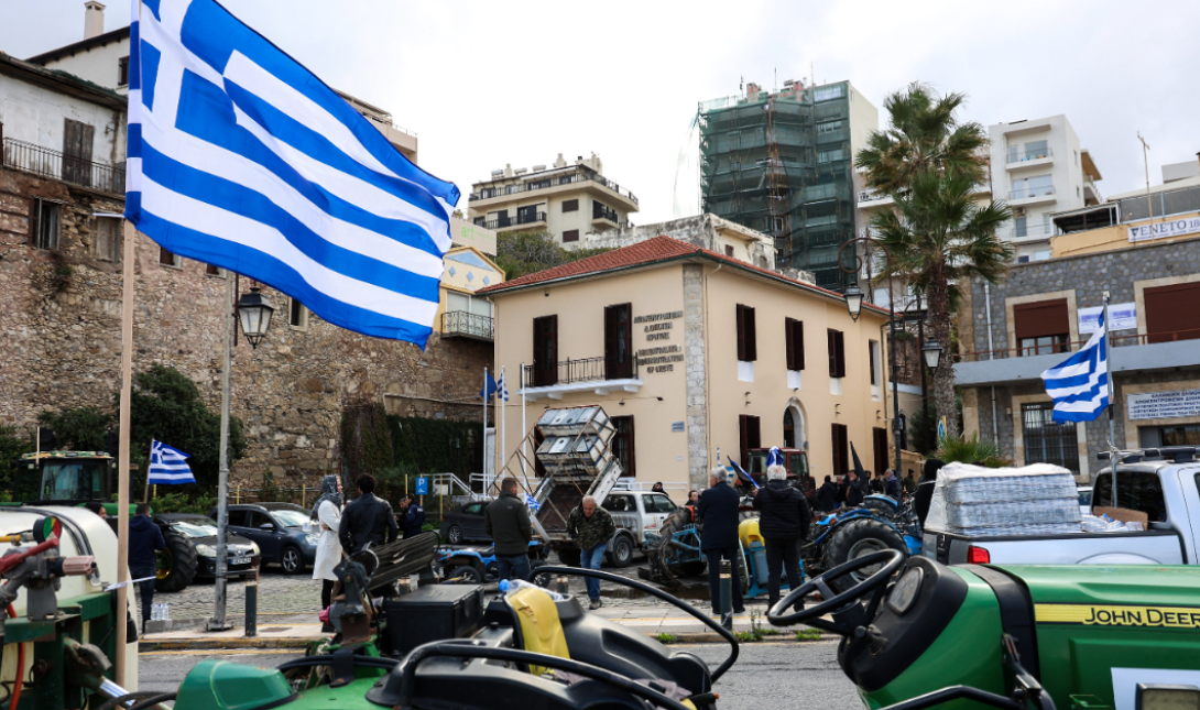 Ηράκλειο: Διανυκτέρευσαν στην Αποκεντρωμένη οι αγρότες – Αποφασίζουν σήμερα νέες κινητοποιήσεις